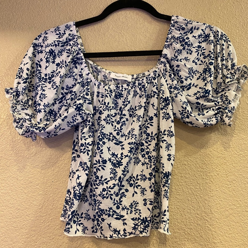Women’s Blue & White Floral Short Sleeve Top | Medium